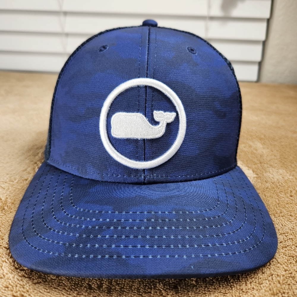Vinyard vines NWT Camouflage Whale dot trucker hat in a navy blue.